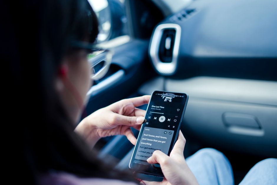 車内でスマホの音声コンテンツを操作する様子