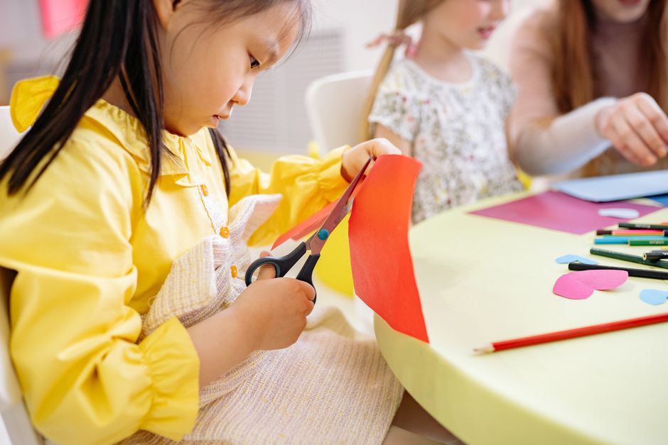 集中して紙を切る子どもの手元