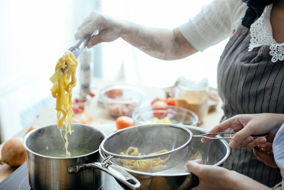 パスタを茹でて調理する様子
