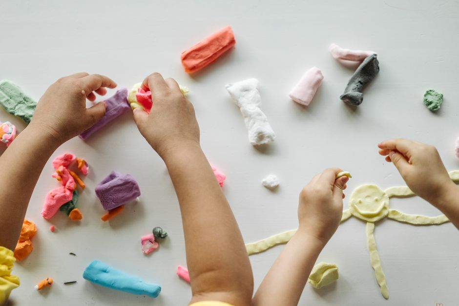 親子で一緒に和菓子作りに挑戦している様子