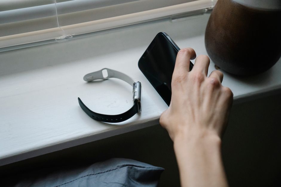 保育園からの一斉配信メールを確認するスマートフォン