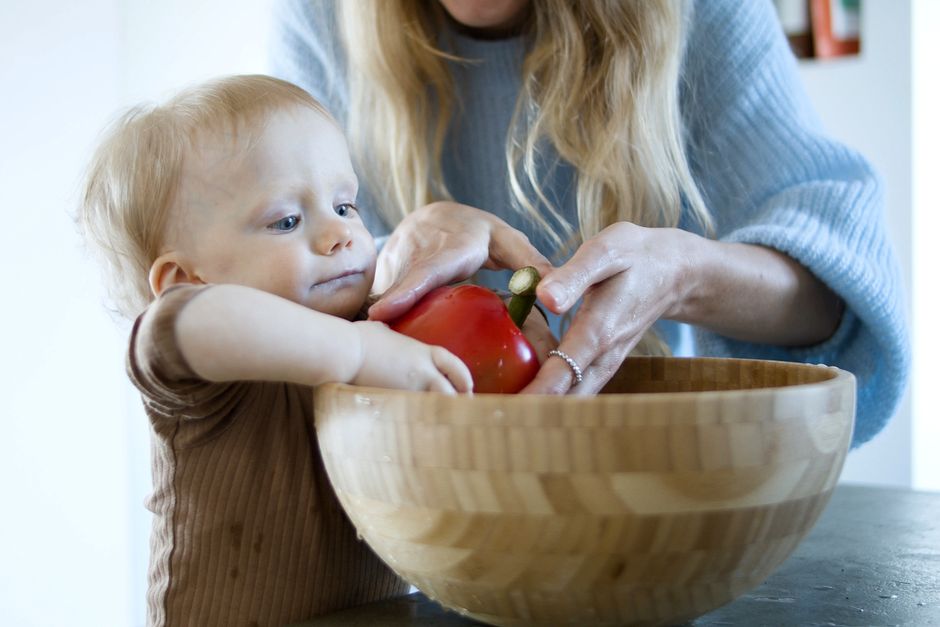 親子で一緒に食事の準備をする様子
