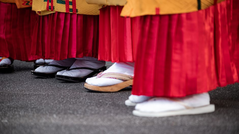 草履を履いた七五三の子供たちの足元