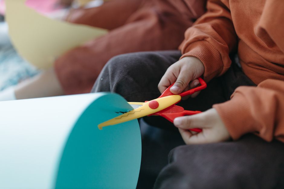 ハサミを持つ幼児の手元