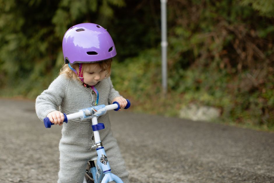 バランスバイクに乗る子ども