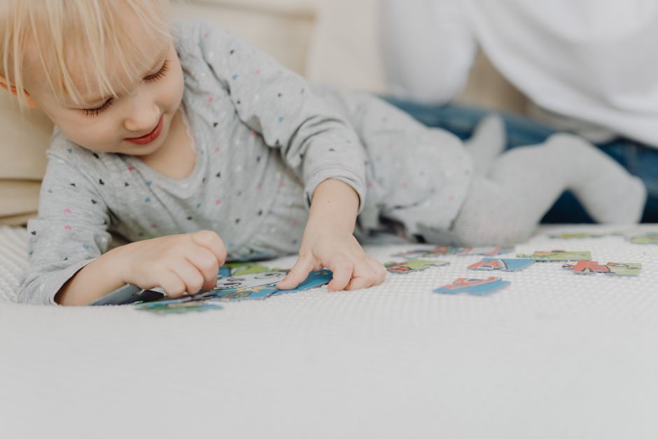 パズルで遊ぶ幼児